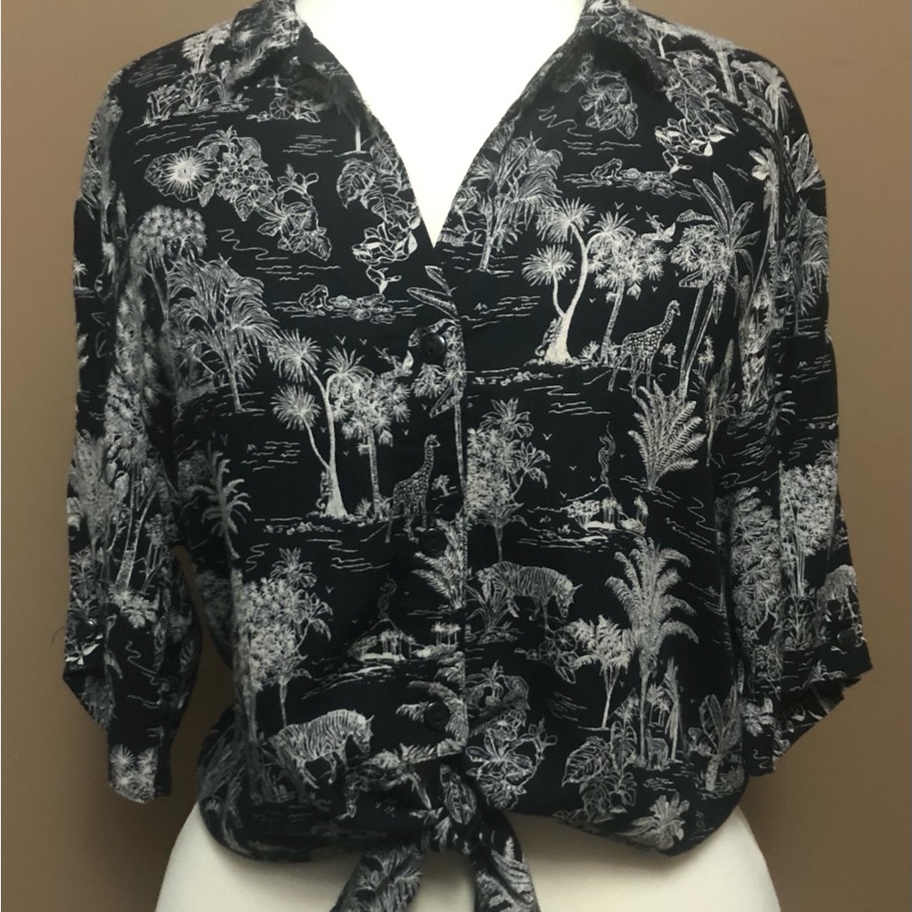 TOPSHOP  Size 2 Black with White Hawaiian Print Tie Front